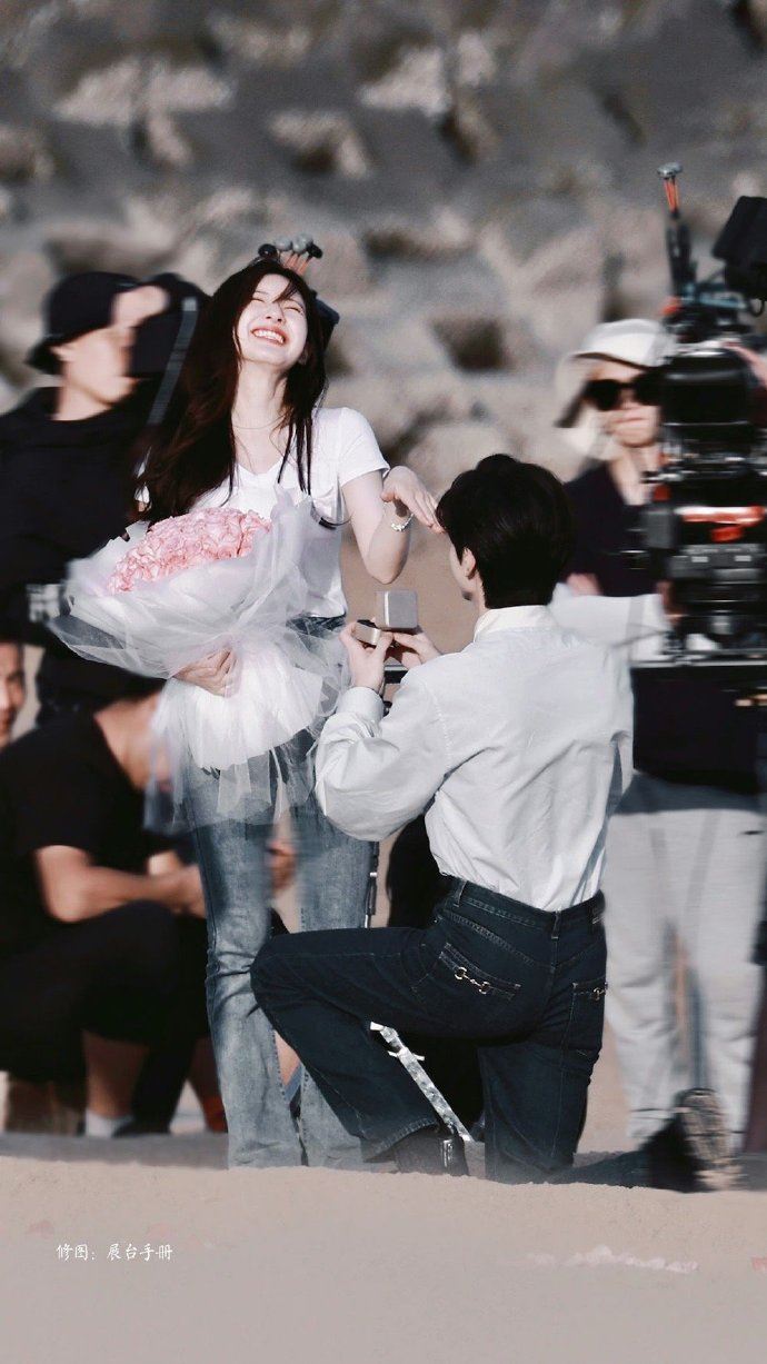 💍《偷偷藏不住》赵露思和陈哲远求婚场面释出❗️手捧花束甜笑好幸福💗