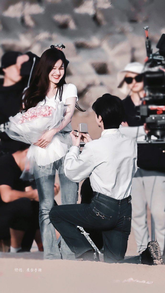 💍《偷偷藏不住》赵露思和陈哲远求婚场面释出❗️手捧花束甜笑好幸福💗