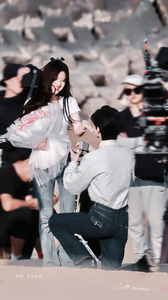 💍《偷偷藏不住》赵露思和陈哲远求婚场面释出❗️手捧花束甜笑好幸福💗