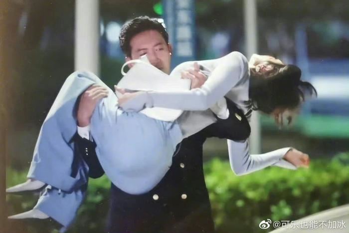 🌟《闪耀的她》王阳新娘抱秦岚被疯传❗️尽现完美腰臀比例超美