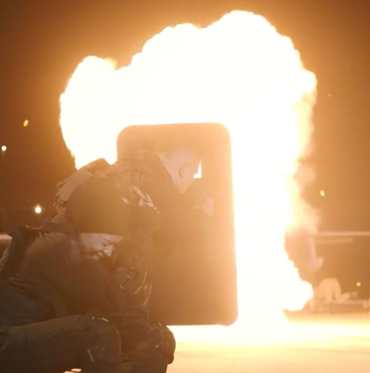 aaron aziz, iedil dzuhrie berlakon dengan chris hemsworth raih pujian netizen, “chris guna keris..”