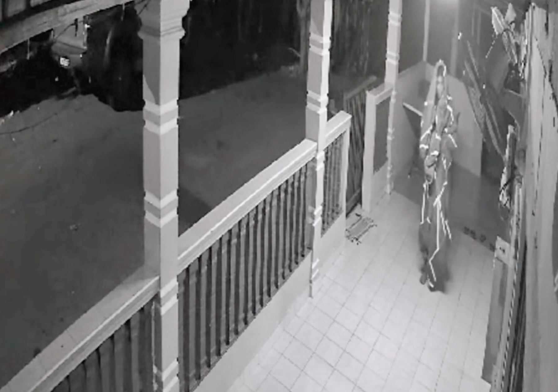 lelaki selubung selimut curi di surau dekat negeri sembilan kini diburu polis