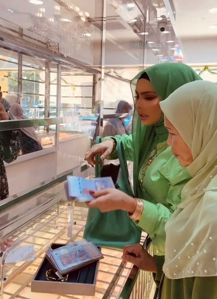 che ta borong barang kemas macam beli ikan, “nasib baik bawa duit ‘selori’,”