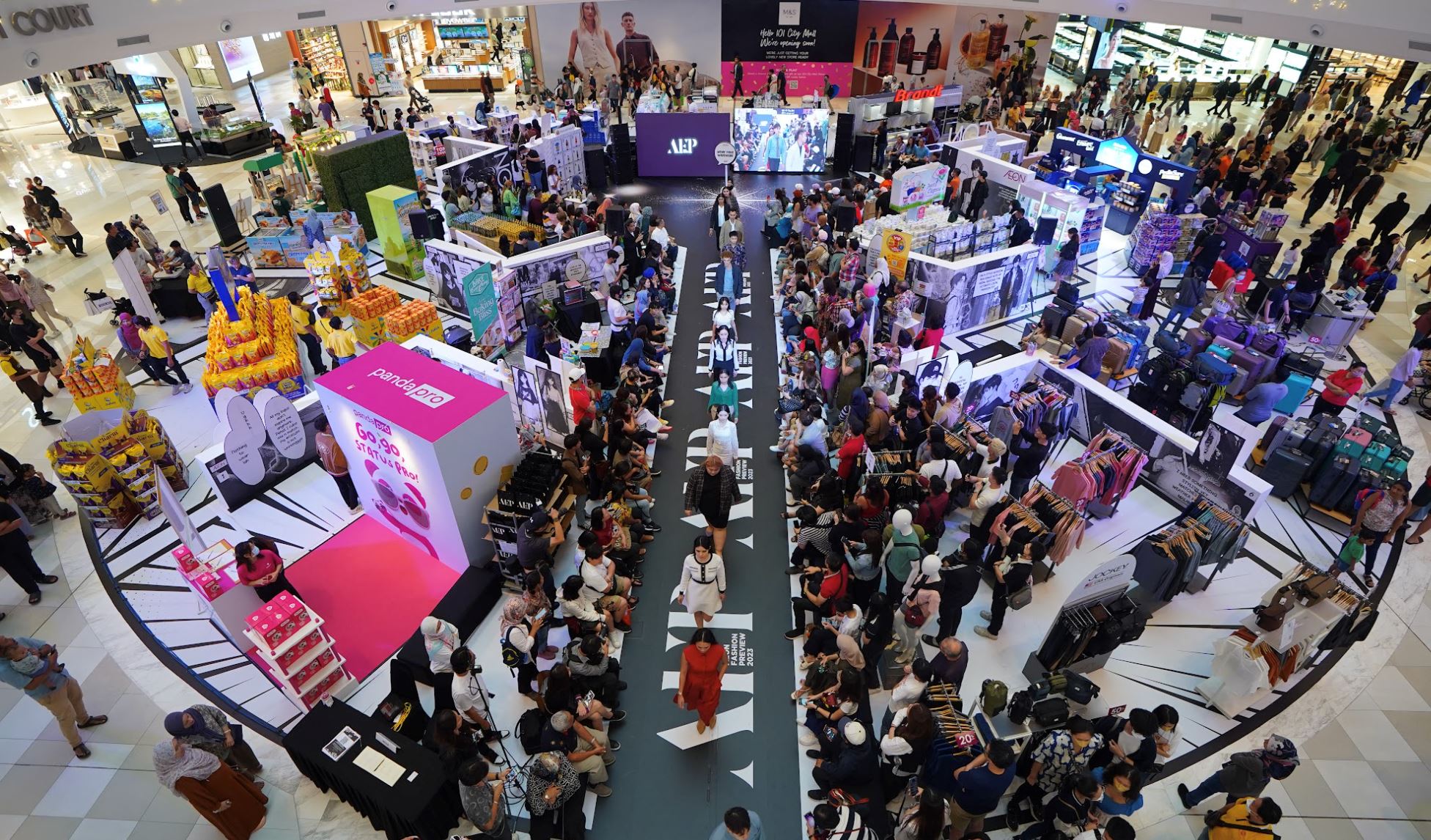 cipta rekod malaysia, lebih 500 personaliti peragakan fesyen di aeon fashon preview edisi jun 2023