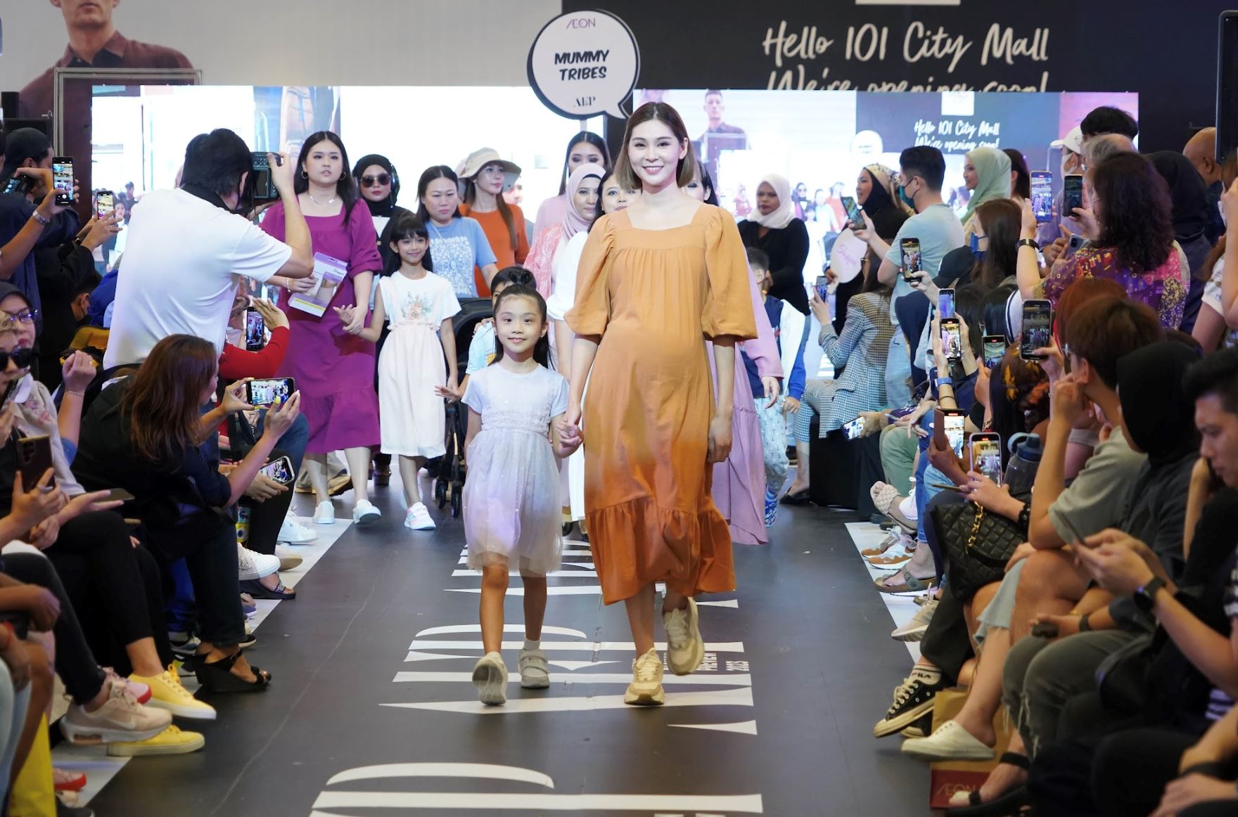 cipta rekod malaysia, lebih 500 personaliti peragakan fesyen di aeon fashon preview edisi jun 2023