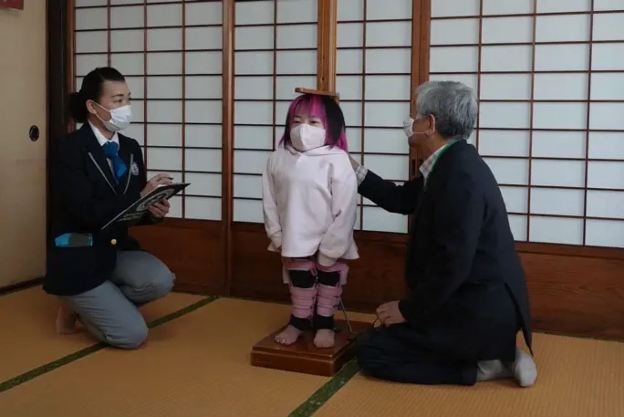 beza tinggi luar biasa, pasangan kembar ini cipta rekod dunia