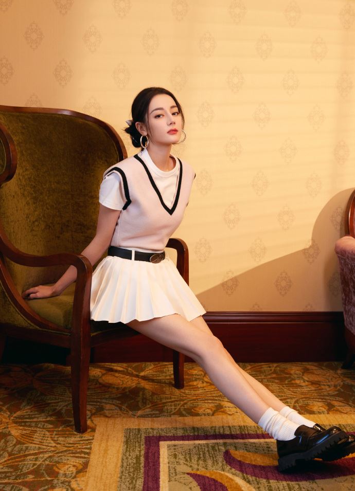 迪丽热巴神隐数月首露面！完美身材破怀孕谣言！