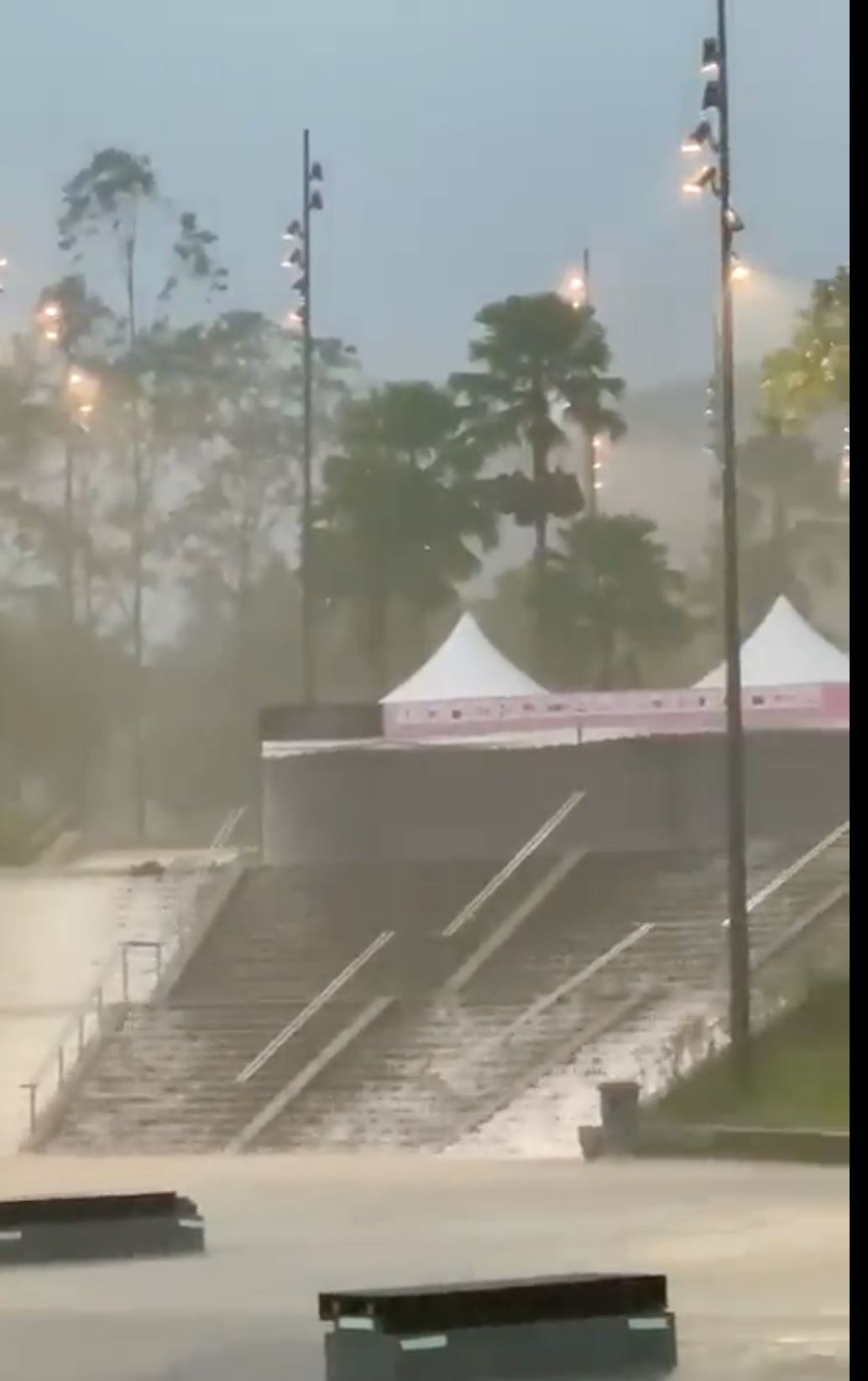 blackpink大马站场地大淹水！粉丝：不要下雨了！