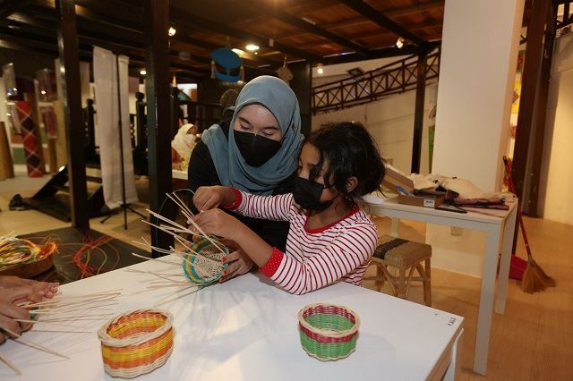 aktiviti mengayam bakul