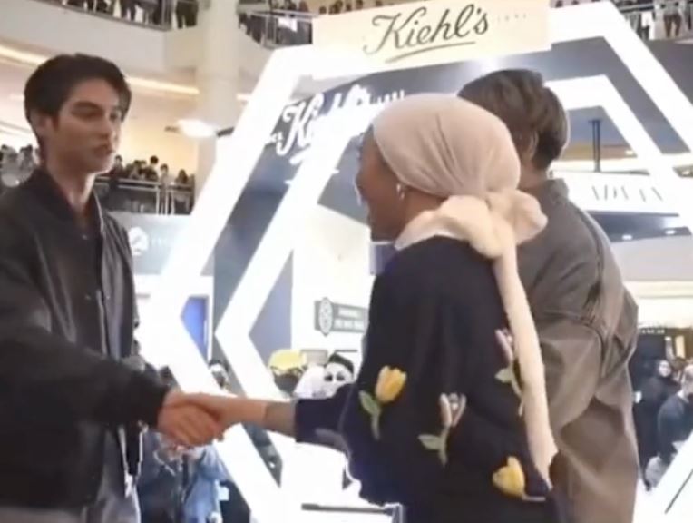 “saya rasa agak biadap jika tak sambut salamnya,” - sharifah rose 