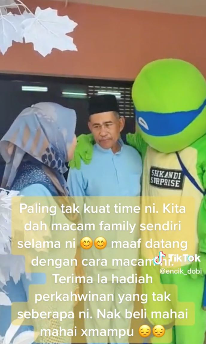 lelaki pergi majlis kahwin ex pakai maskot ninja turtle, “maaf datang cara macam ni..”