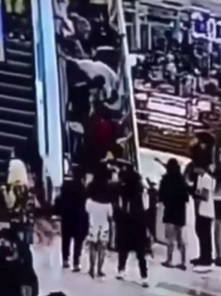 panik, eskalator tiba-tiba mengundur, “semua jatuh, ada yang berdarah!”