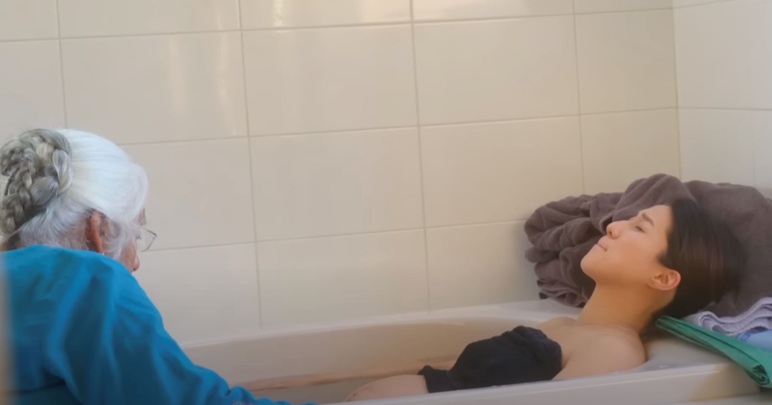 ⚠️【影片】钟嘉欣曝光水中生产过程❗️睡浴缸生小女儿