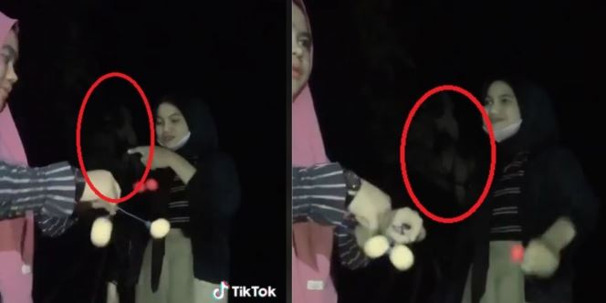 lembaga mirip pocong asyik lihat dua wanita main lato-lato [video]
