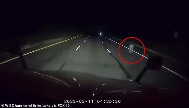 kelibat ‘hantu’ terakam dalam dashcam sedang berdiri tepi jalan [video]