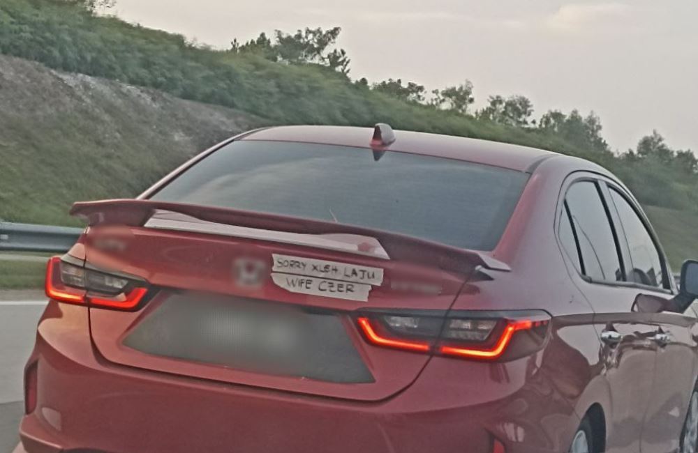 “wife czer” m’sians praise driver after photo of his car with note on the back went viral