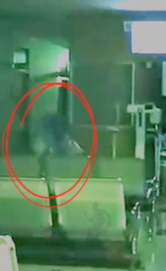 berani pak guard tegur entiti tengok tv di klinik kesihatan, “sorang ka tu?”