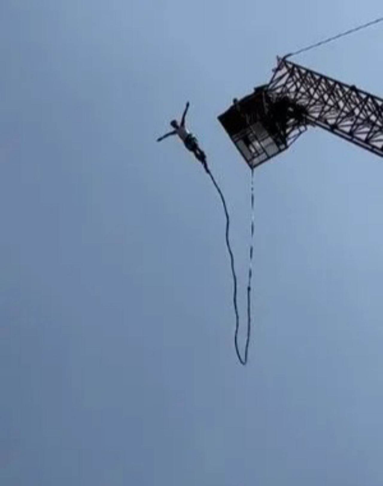 pelancong nyaris temui ajal lepas tali bungee jumping putus di udara