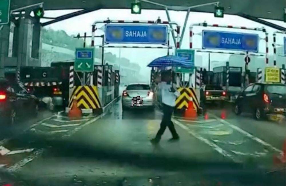 kind malaysian offers to pay for another driver who had problems paying for toll