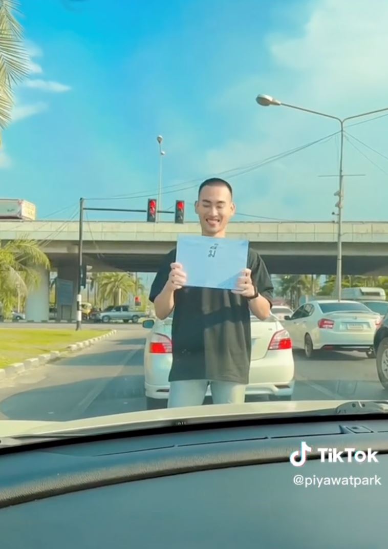 video tular pegawai polis lamar teman wanita tengah kesesakan trafik