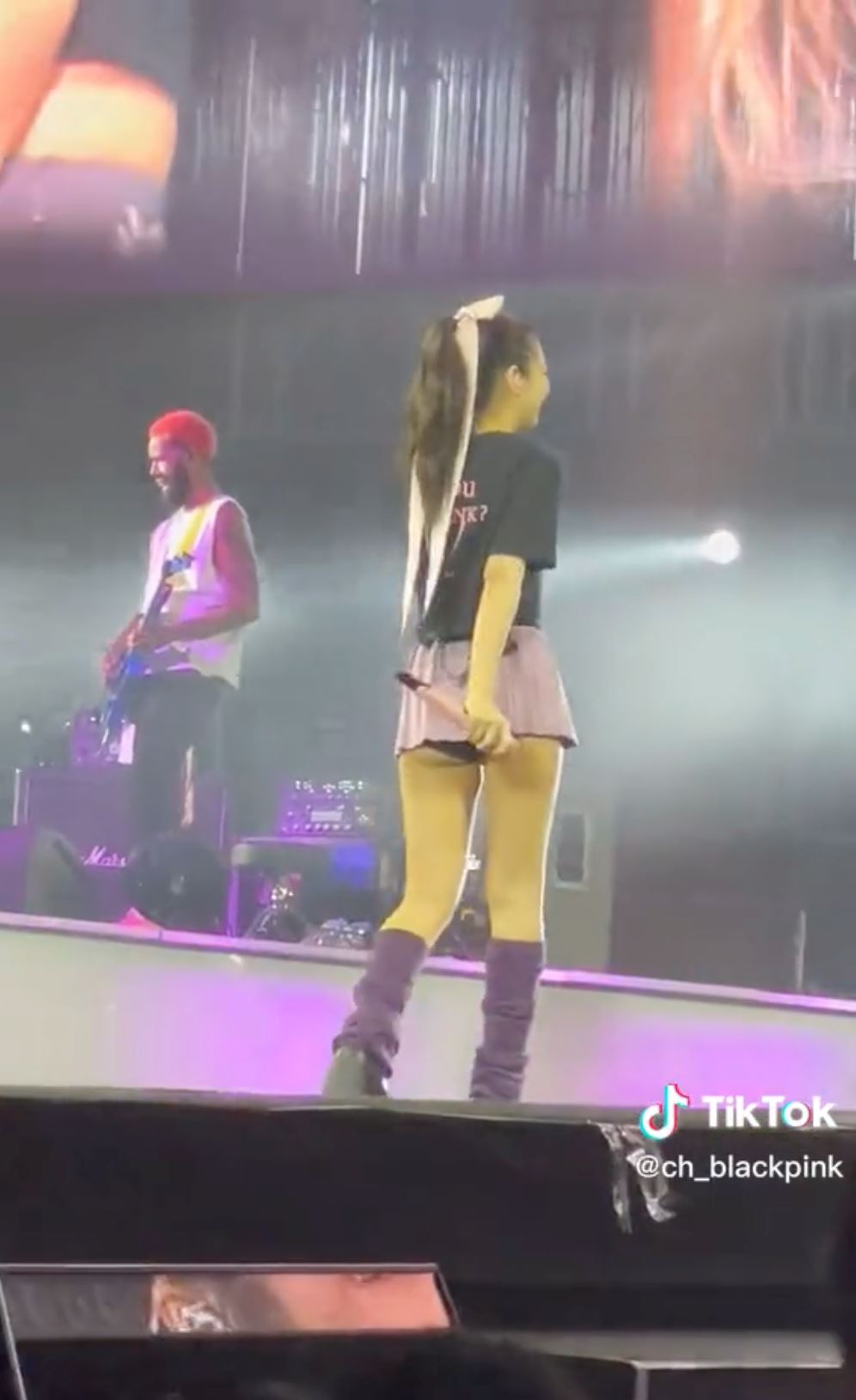 jennie超短裙露臀线惹争议！网酸：不如不穿！