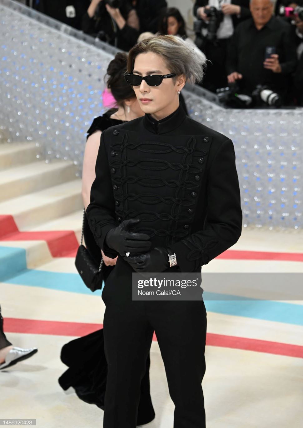 🌟王嘉尔受邀出席2023 met gala❗️和杨紫琼牵手走红毯