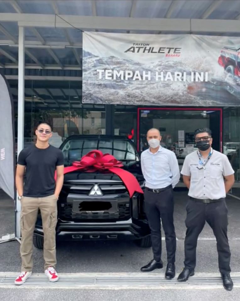 peminat kagum lihat meerqeen mampu beli kereta pada usia baru 22 tahun