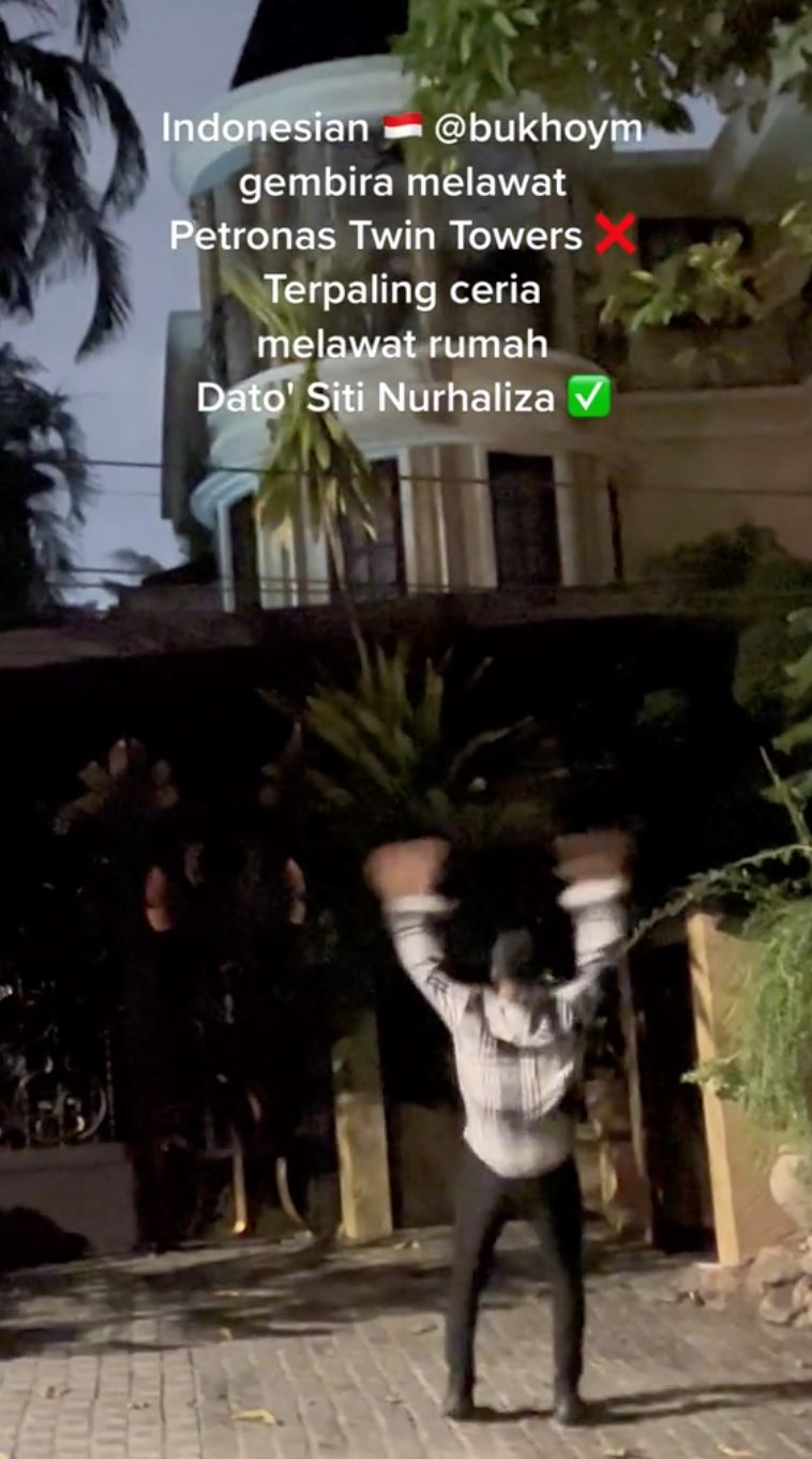 peminat indonesia ini teruja lihat rumah tokti walaupun dari luar