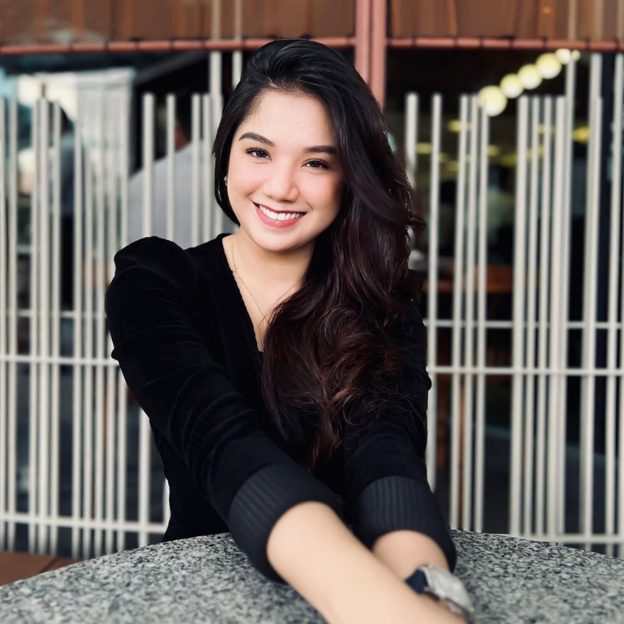 dilihat berpegangan tangan, sharnaaz dan amelia masih fasa perkenalan