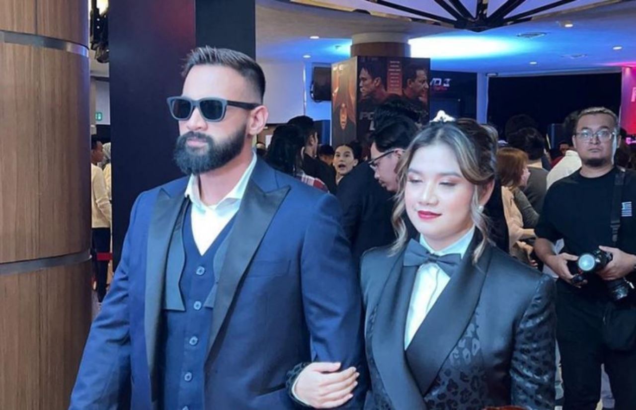 dilihat berpegangan tangan, sharnaaz dan amelia masih fasa perkenalan