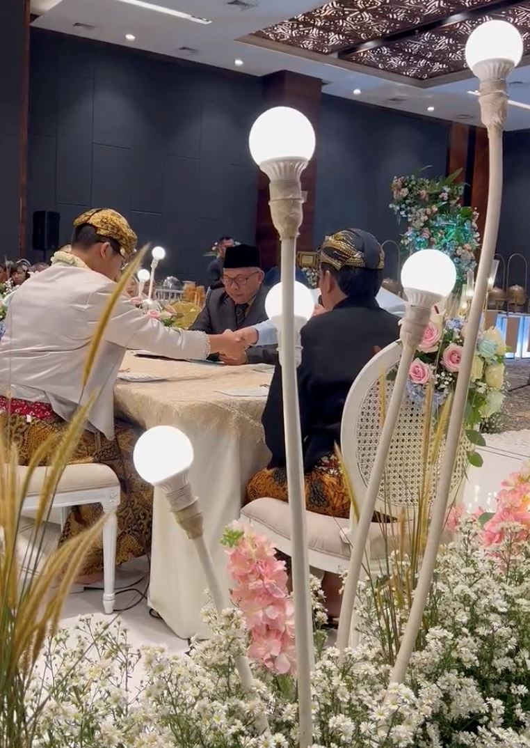 “aku terima nikahnya dengan mas kahwin tiket konsert coldplay, tunai..” akad nikah ini jadi tular