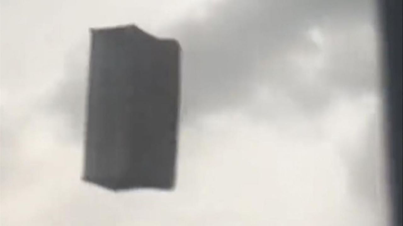 penduduk panik lihat kerusi sofa terakam terbang di udara