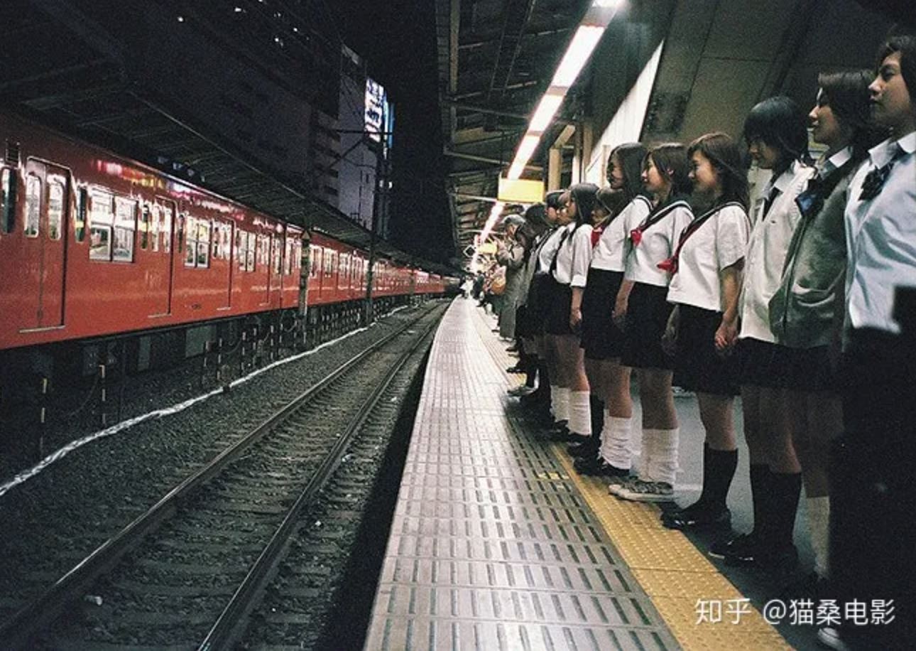 🎬日本恐怖电影《循环自杀》❗️54个女学生在地铁集体自杀😱