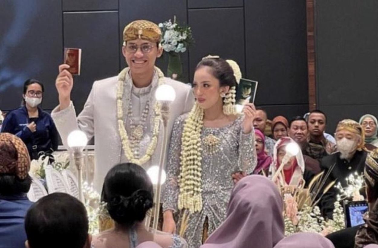 indonesian couple makes headlines as groom presents coldplay concert tickets as dowry