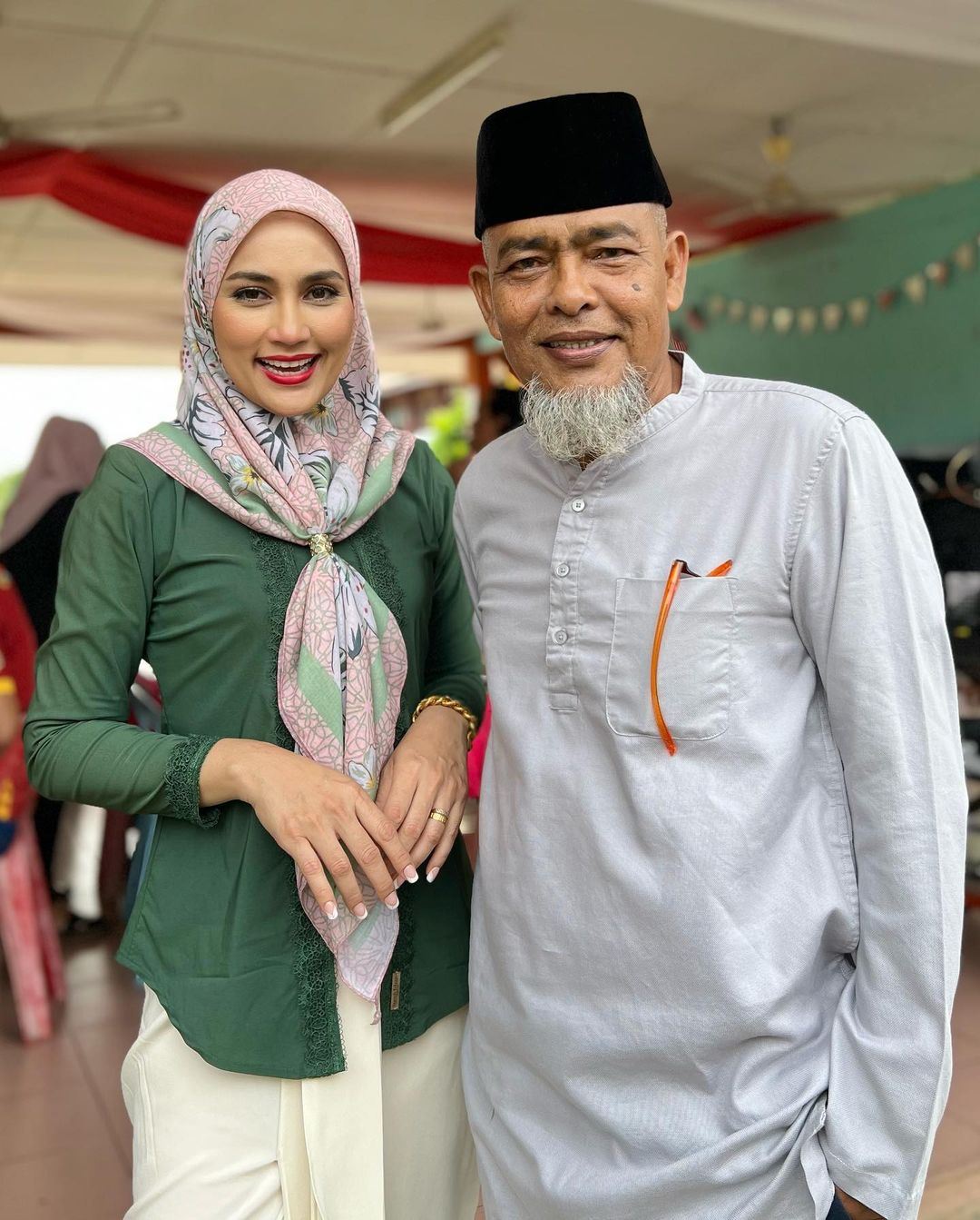 ada netizen kurang senang lihat foto fasha sandha bersama kazar, “delete buang gambar ni..”