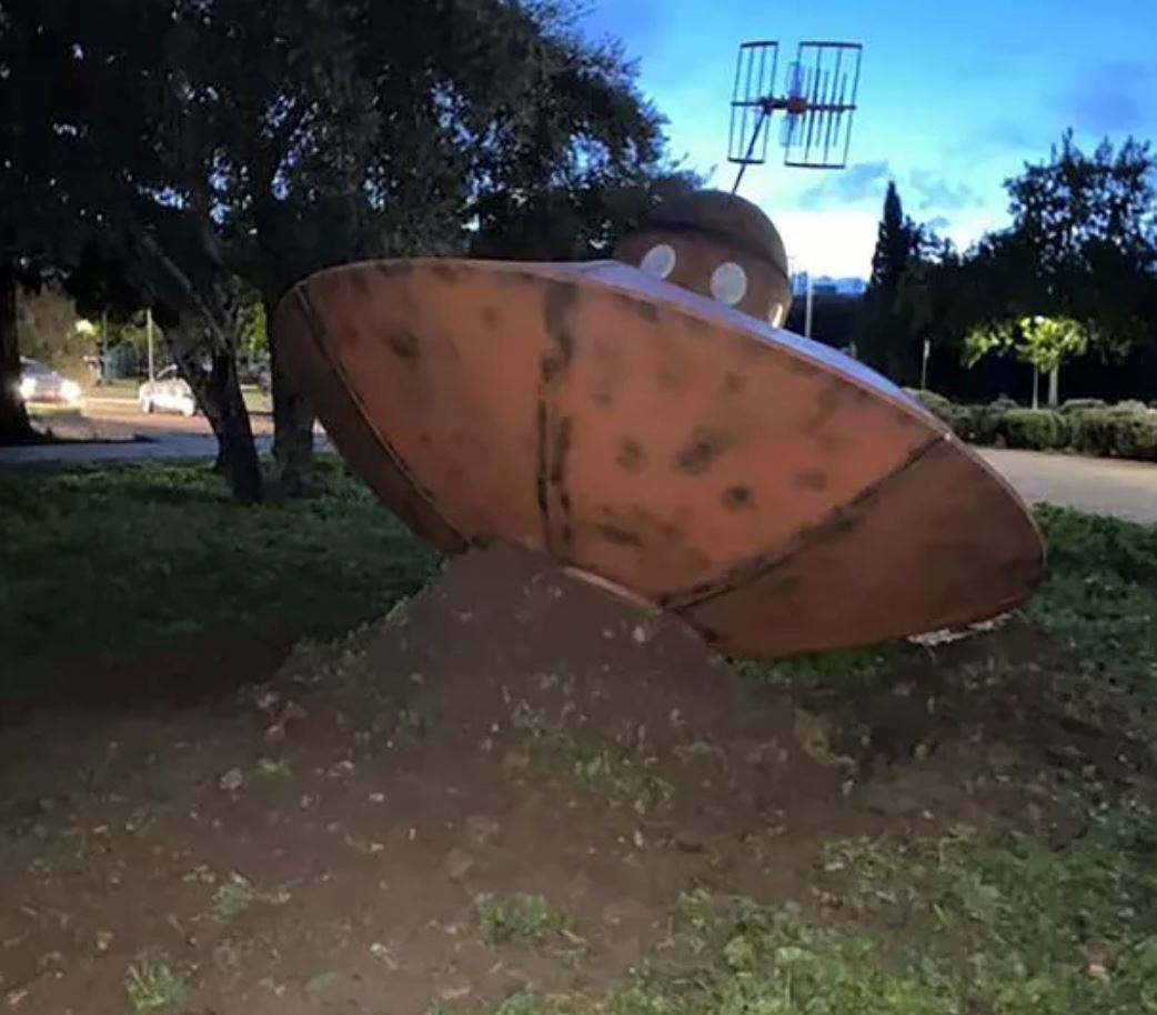 pelajar terkejut lihat objek mirip ufo terhempas luar kawasan universiti