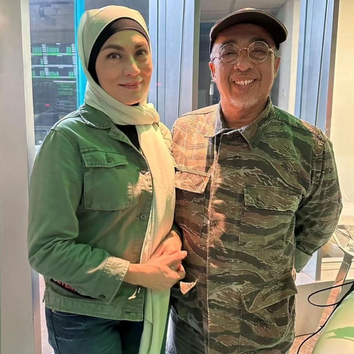 “biar usia tua kami gembira, tak terbeban,” sabri yunus, angeline tan jawab soal anak