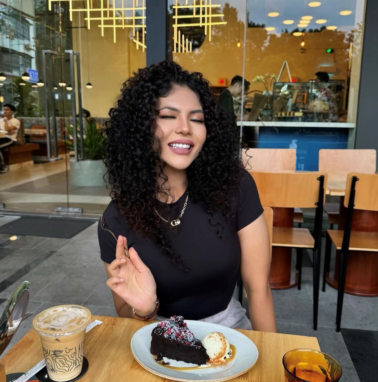 pernah digosipkan bersama, irene deanna akui syamsul yusof hanya kawan ‘hi bye’ 