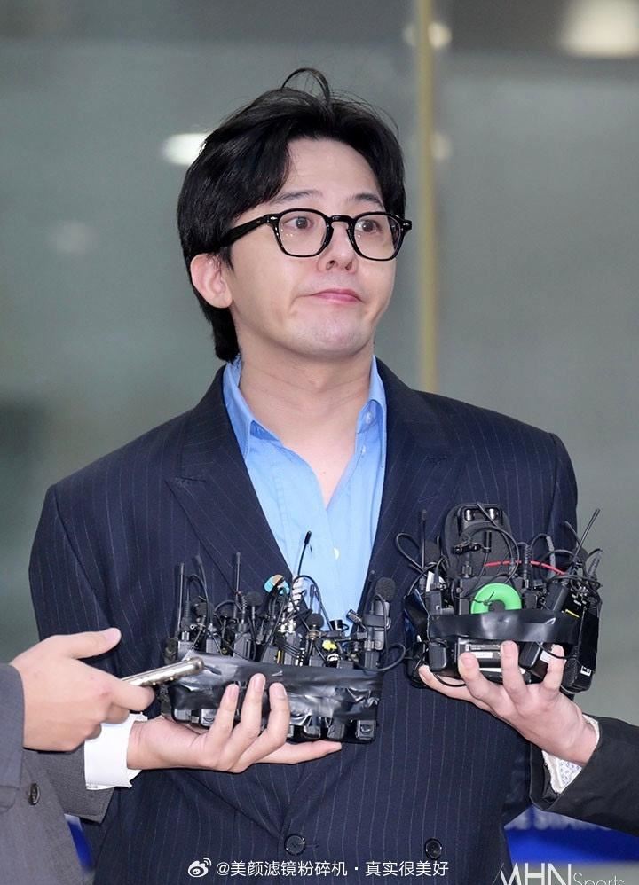 g-dragon涉毒事件完成调查！笑着离开警局？