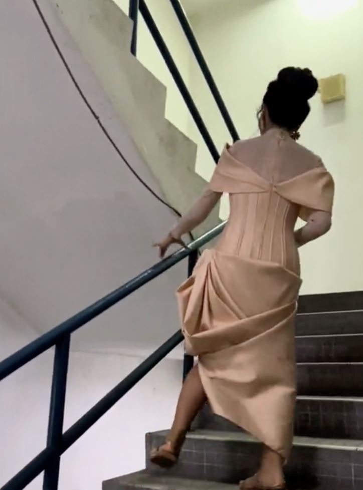 ‘beauty is pain’, gelagat nikki palikat naik tangga dengan dress curi tumpuan ramai [video]