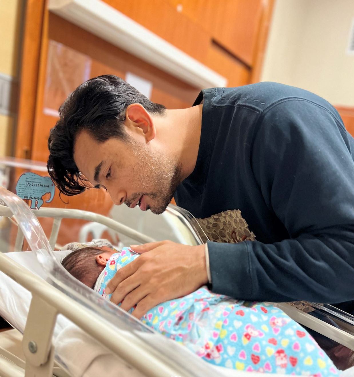 peminat teruja lihat wajah anak sulung remy ishak, “iras bapa sangat ni,”