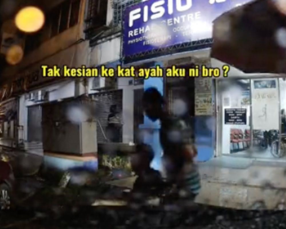 delivery rider blocks parking space for oku-dependent drivers, ignores request to move motorcycle