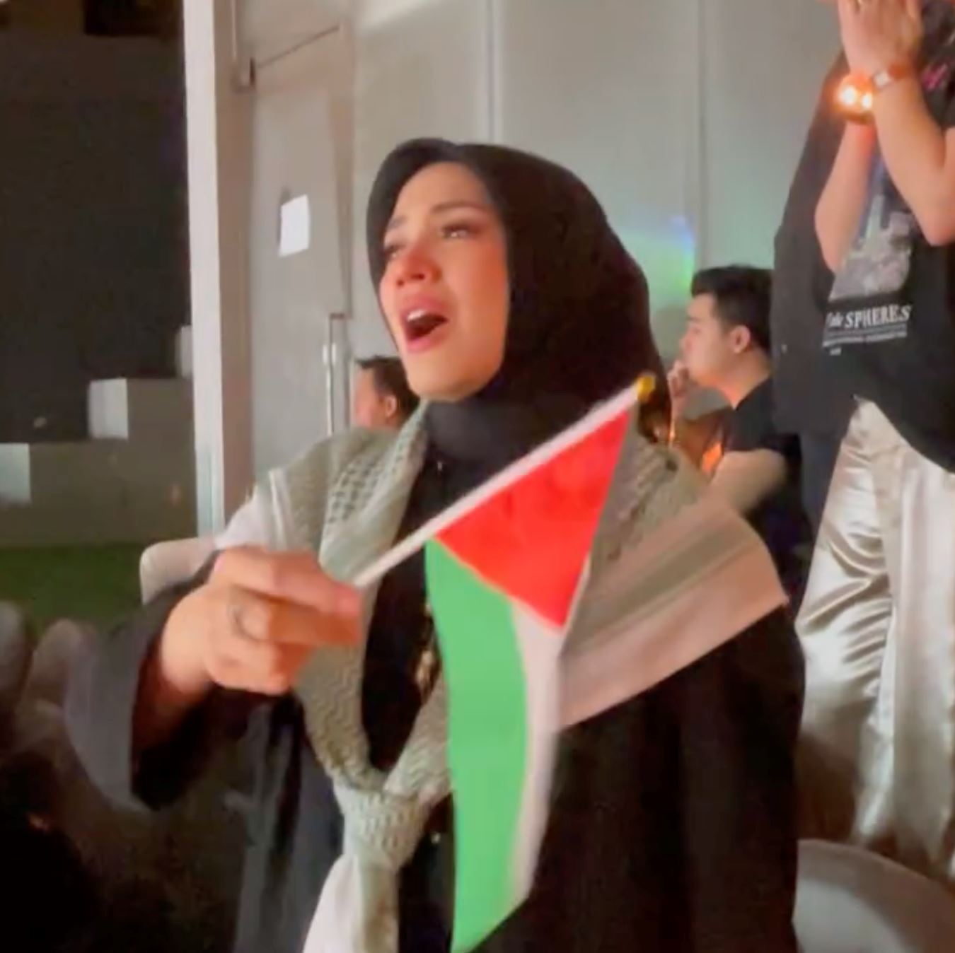 fazura dikecam netizen gara-gara sebak sambil kibar bendera palestin di konsert coldplay