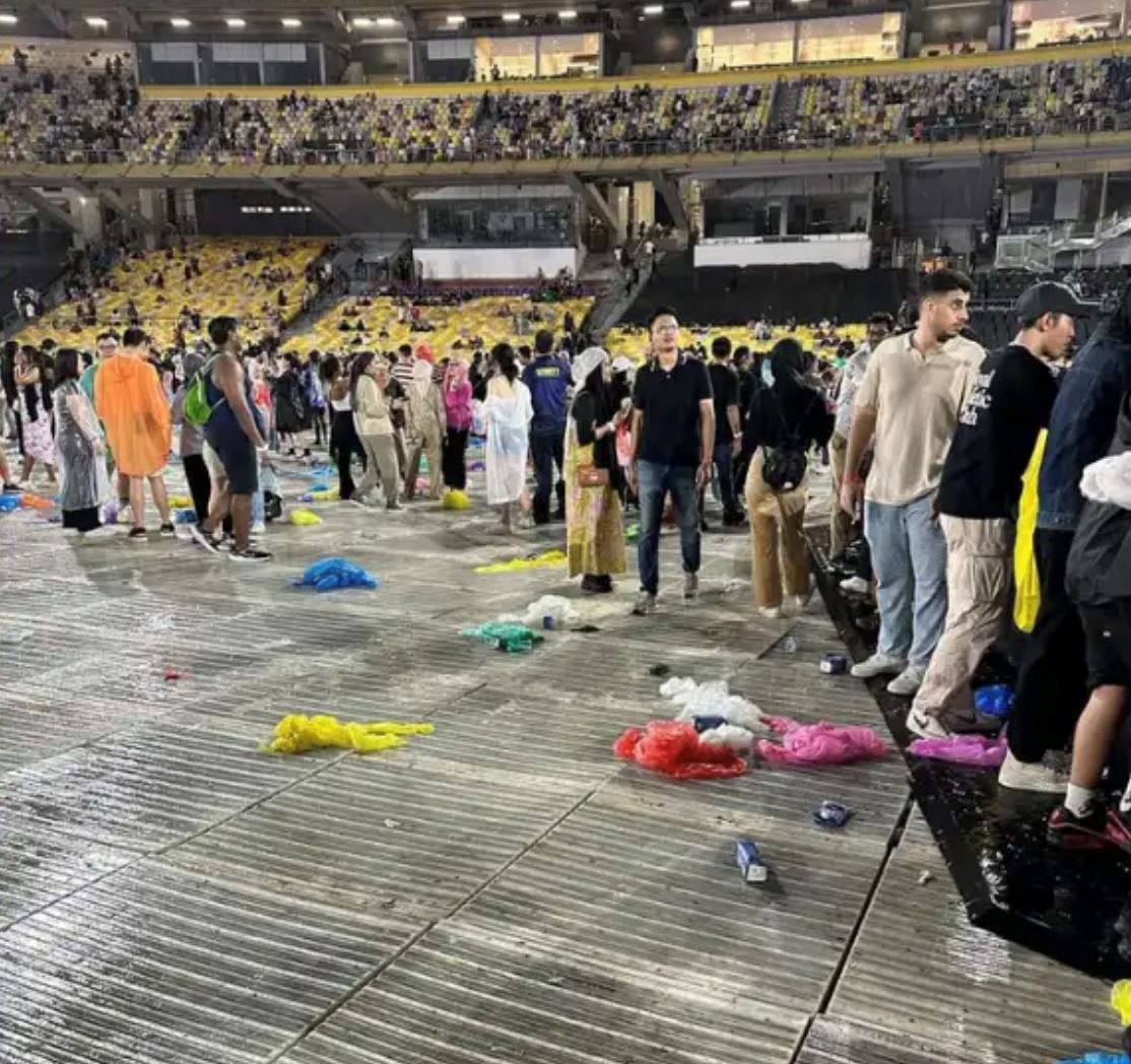 this goes against coldplay's principles! littered raincoats disappoint m'sians in standing zone