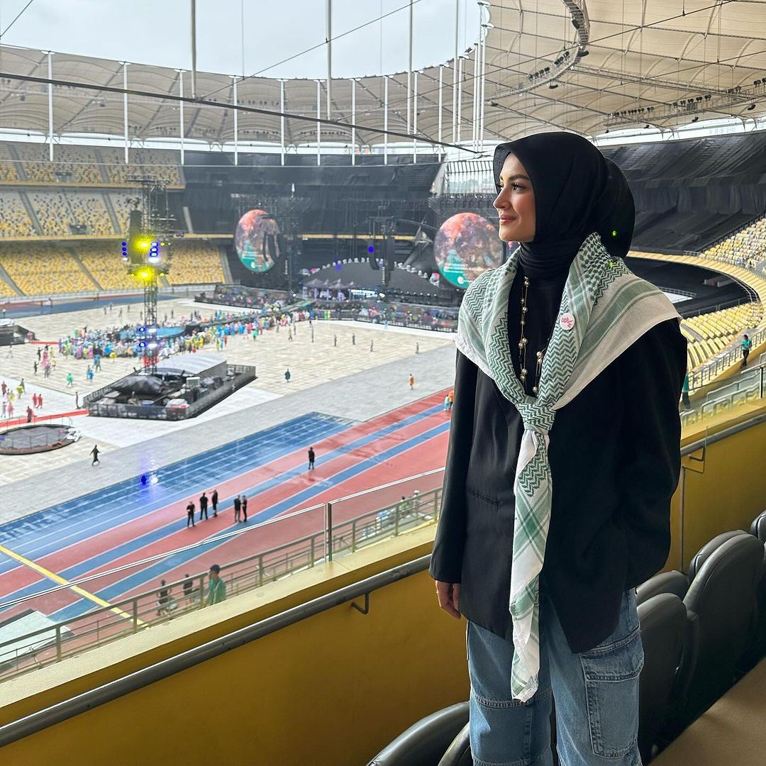 fazura dikecam netizen gara-gara sebak sambil kibar bendera palestin di konsert coldplay