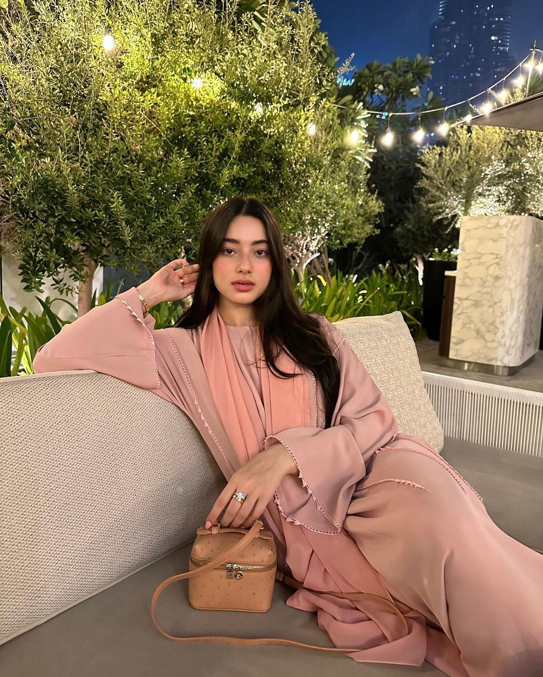 macam kareena kapoor, ameera khan dipuji cantik pakai abaya pink