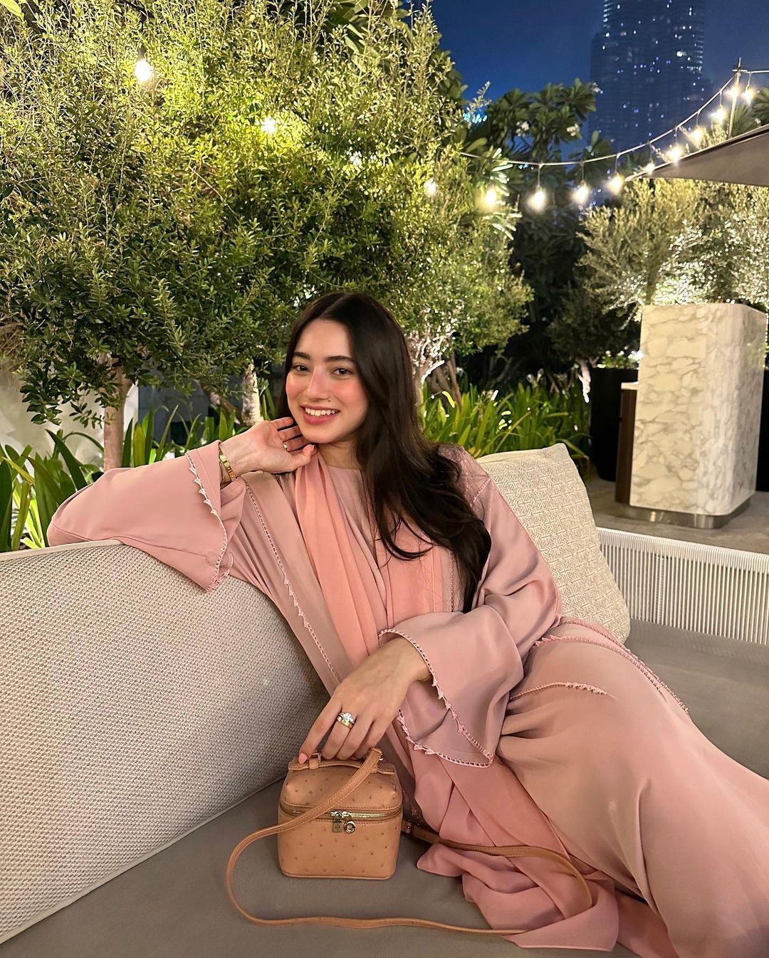 macam kareena kapoor, ameera khan dipuji cantik pakai abaya pink