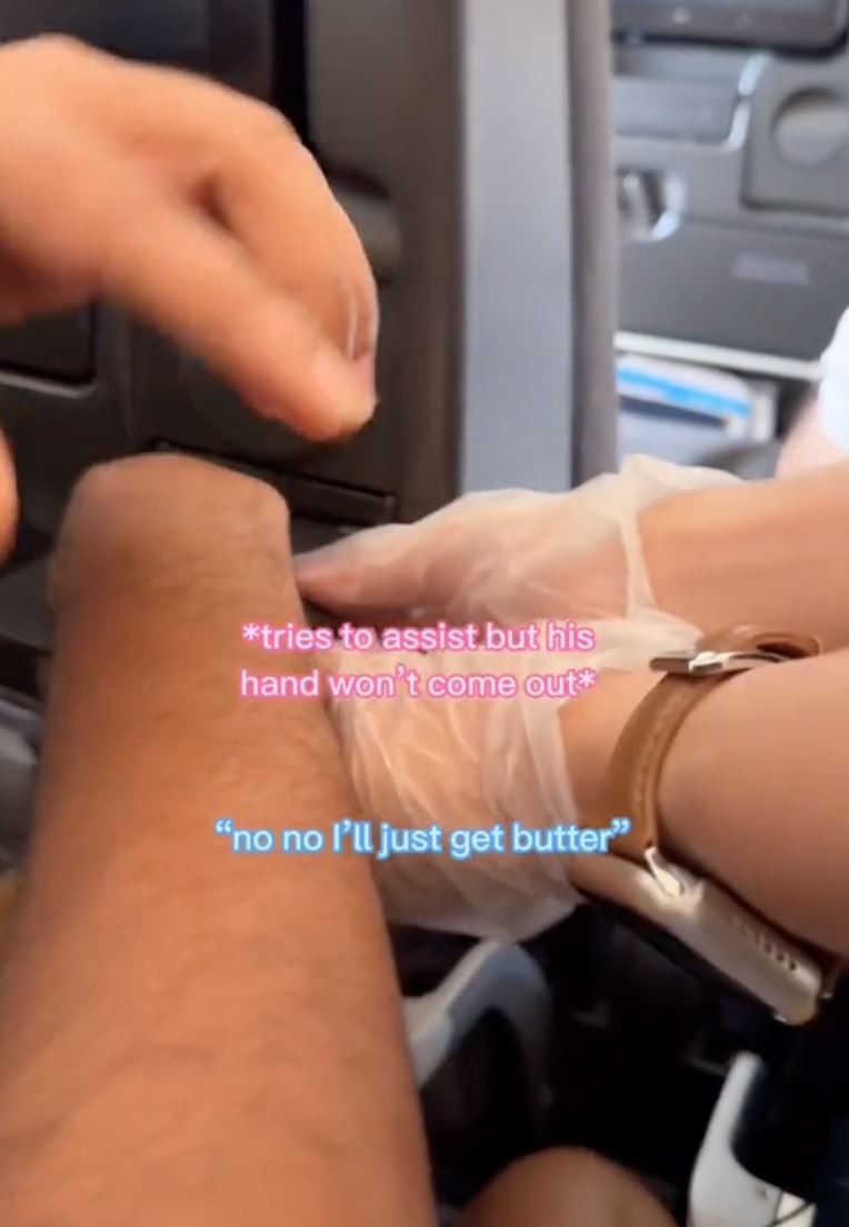 cemas, tangan lelaki tersekat dalam lubang pemegang cawan masa naik flight [video]