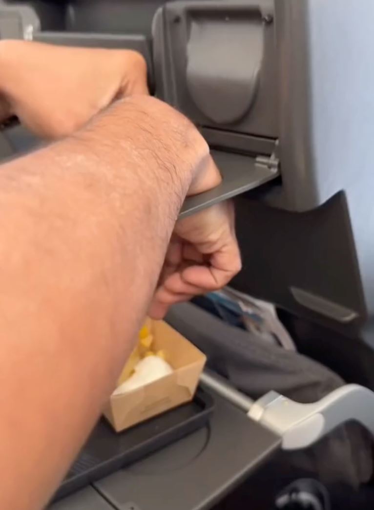 cemas, tangan lelaki tersekat dalam lubang pemegang cawan masa naik flight [video]