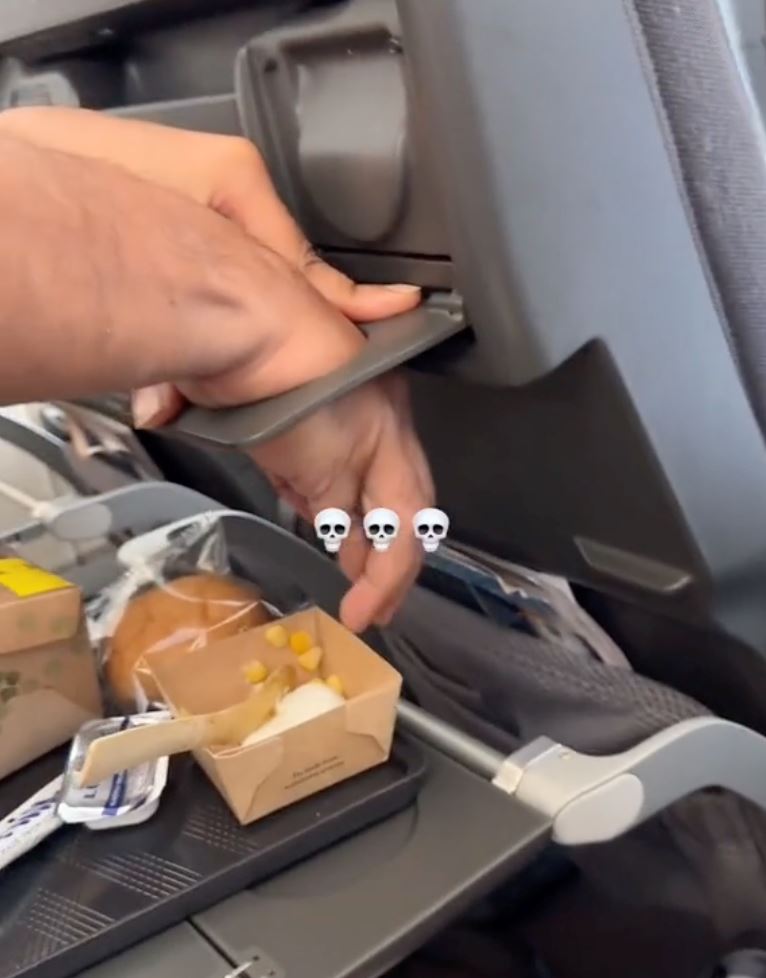 cemas, tangan lelaki tersekat dalam lubang pemegang cawan masa naik flight [video]